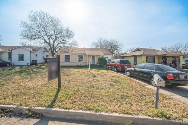 view of front of home featuring a front yard