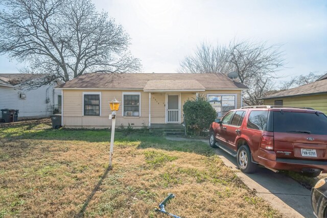 view of front of house with a front lawn