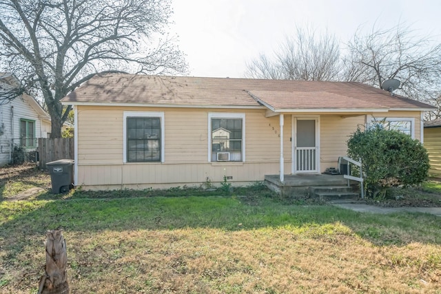 view of front facade with a front yard