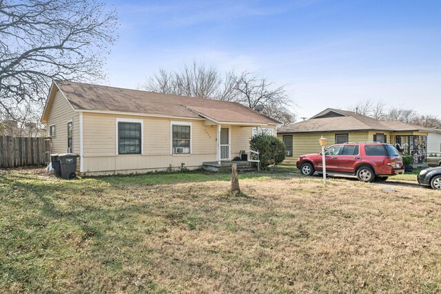 view of front of home featuring a front yard