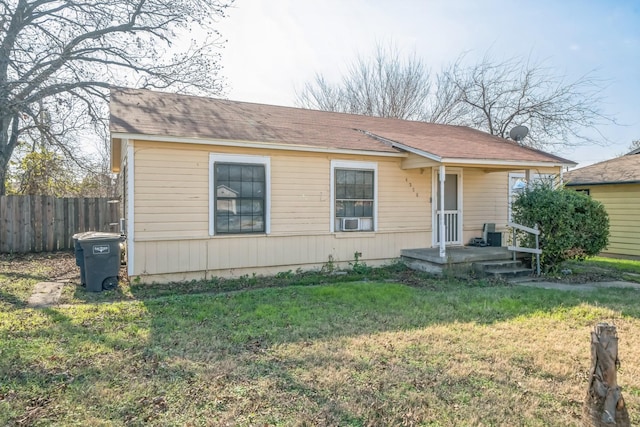 view of front facade featuring a front yard