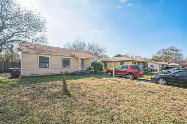 ranch-style home featuring a front lawn