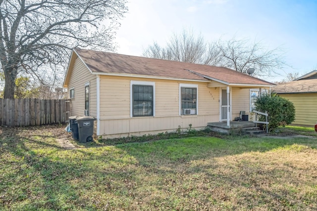 view of front facade featuring a front yard