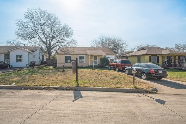 view of front of property featuring a front yard