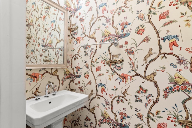 bathroom featuring sink