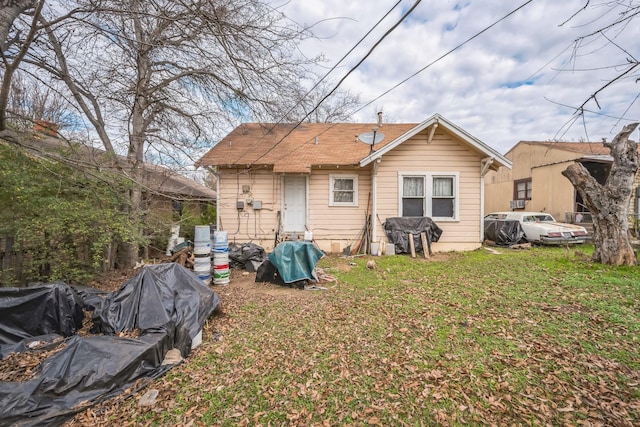 back of house featuring a lawn