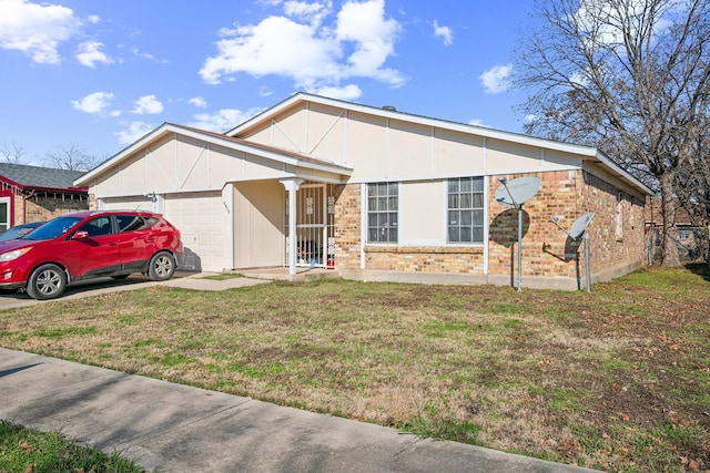 view of front of house featuring a garage and a front yard