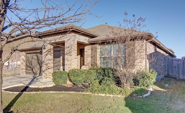 view of front facade with a garage and a front yard