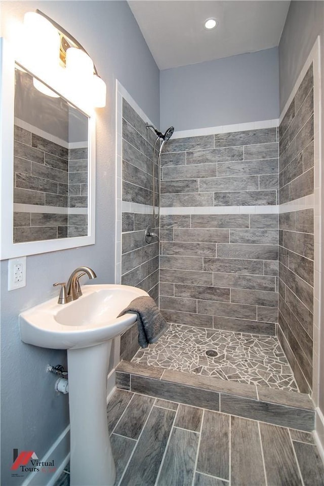 bathroom featuring tiled shower