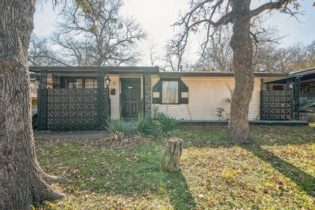 ranch-style house featuring a front lawn