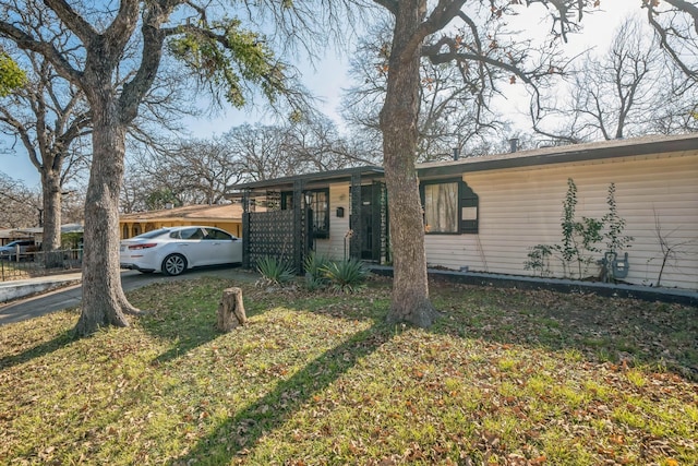 single story home with a front yard