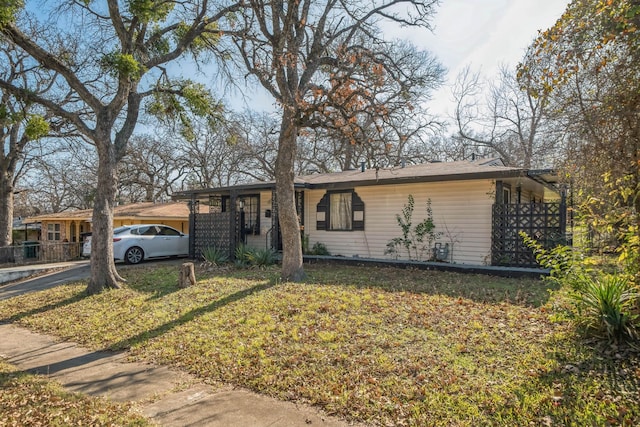 single story home with a front lawn