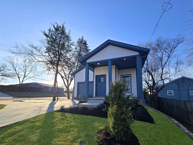 view of front of house featuring a front lawn