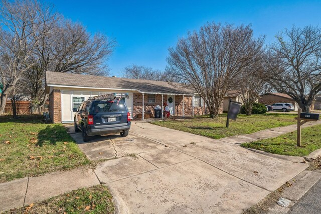 single story home featuring a front lawn