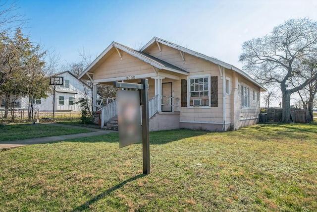 bungalow featuring a front lawn