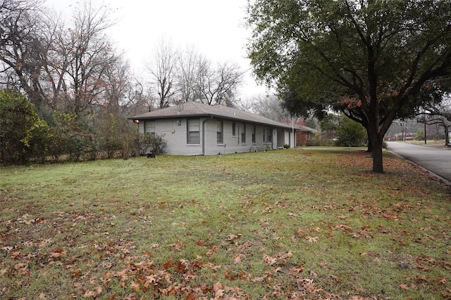 view of side of property featuring a lawn