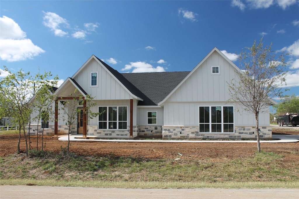 view of modern farmhouse style home