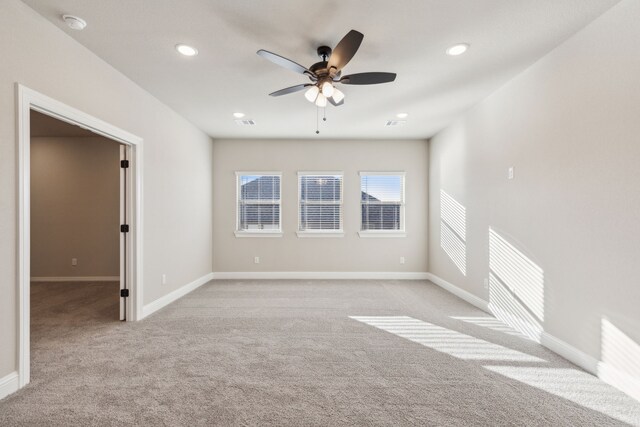 unfurnished room featuring ceiling fan and light colored carpet