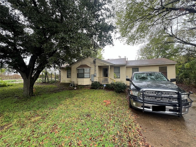 single story home featuring a front lawn