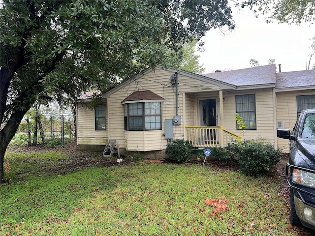 view of front of house featuring a front yard