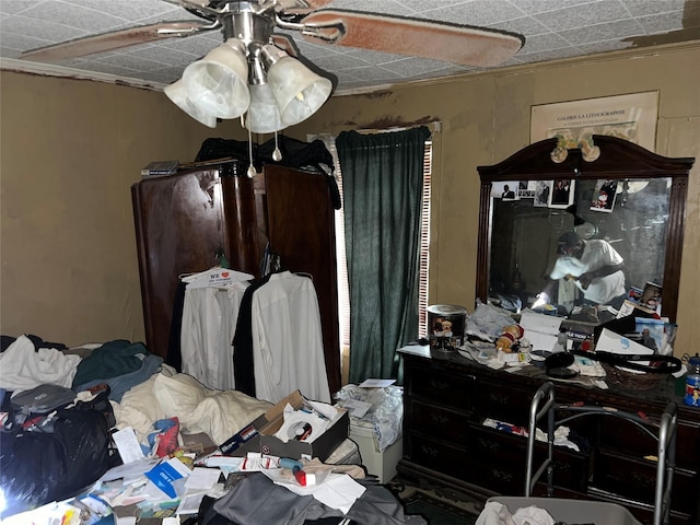 bedroom featuring ceiling fan and crown molding