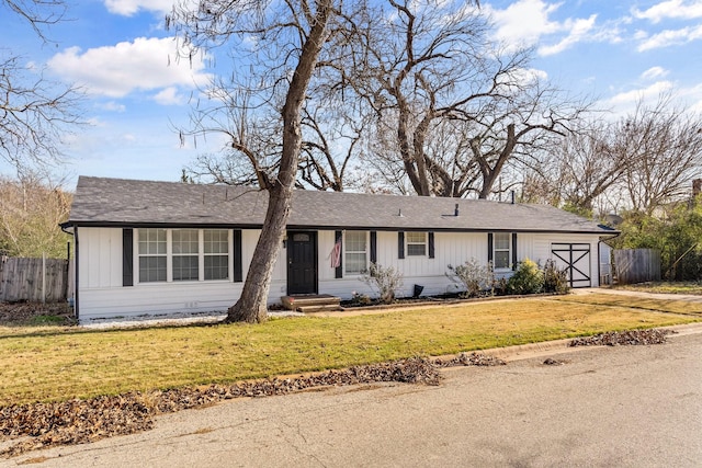 ranch-style home featuring a front lawn