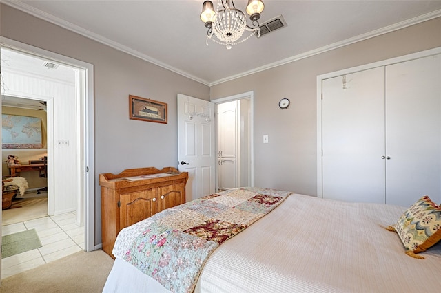 bedroom featuring an inviting chandelier, visible vents, ornamental molding, and a closet