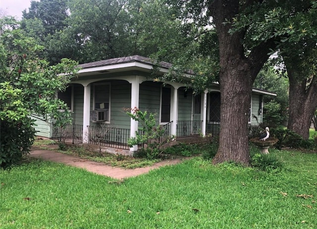 view of front facade featuring a porch and a front lawn