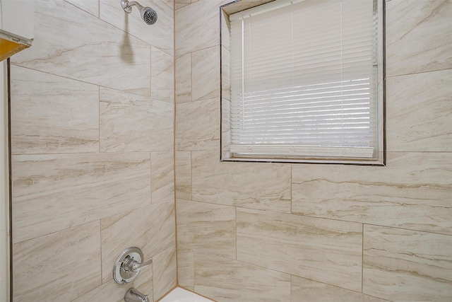 bathroom with tiled shower / bath combo