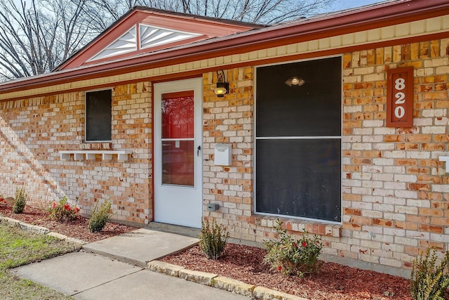 entrance to property featuring covered porch