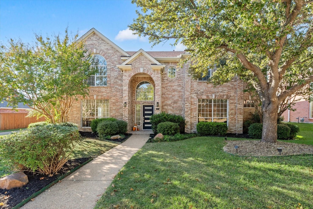 view of front facade featuring a front yard