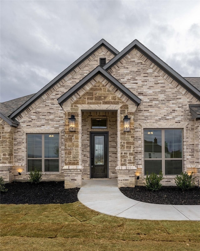 view of front of house with a front yard