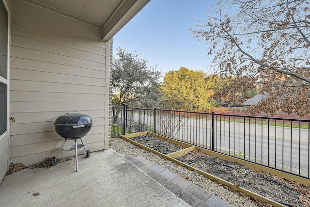 balcony featuring a grill