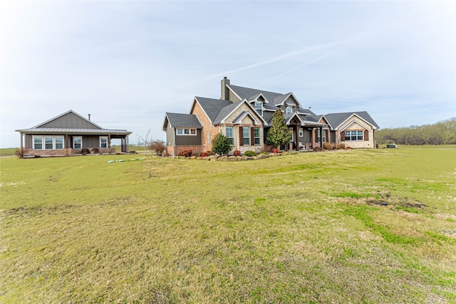 view of front of home featuring a front lawn