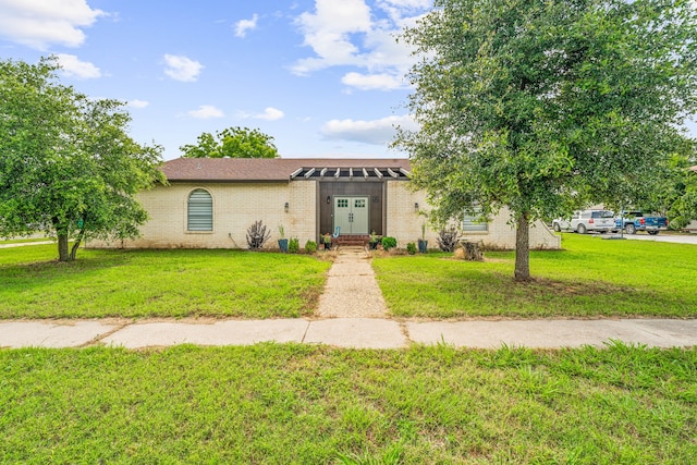 view of front facade with a front yard