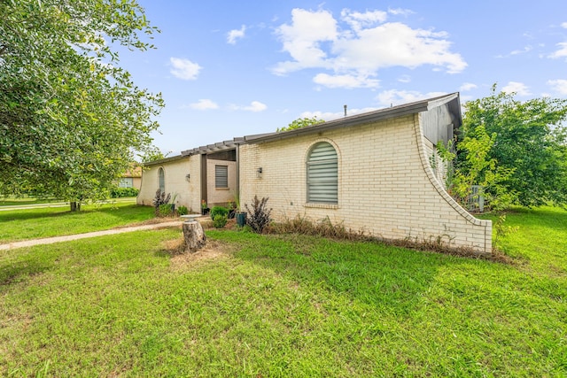 ranch-style home featuring a front yard