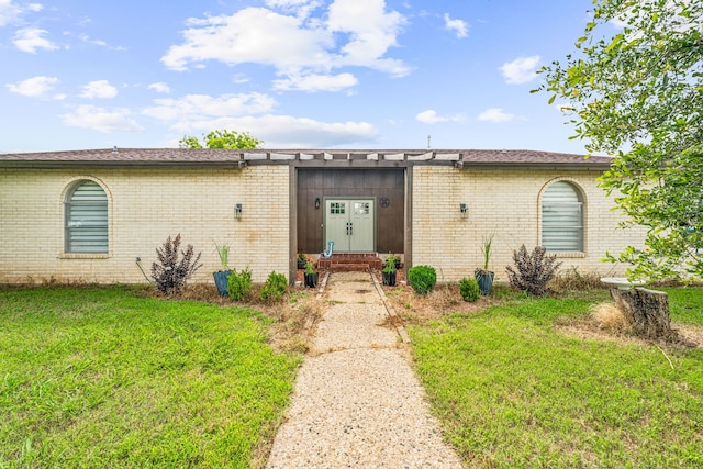 view of front of home featuring a front yard