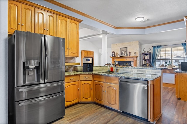 kitchen with sink, crown molding, stainless steel appliances, decorative backsplash, and kitchen peninsula