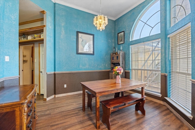 dining area featuring ornamental molding, dark hardwood / wood-style floors, and a notable chandelier