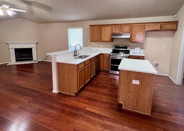 kitchen with dark wood-type flooring, sink, ceiling fan, a textured ceiling, and stainless steel range