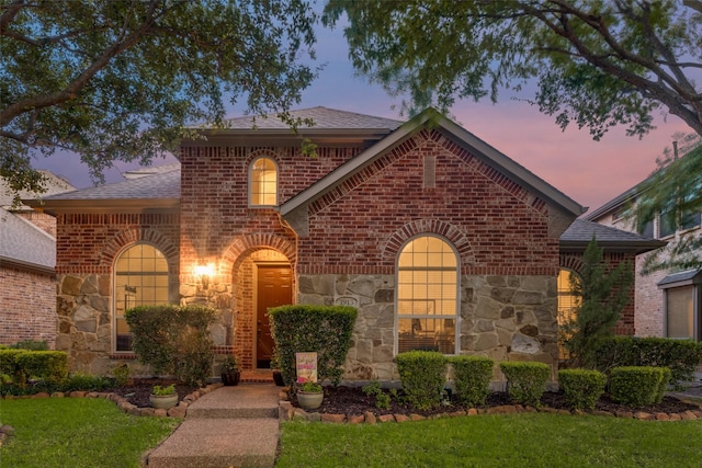 view of front of house featuring a lawn