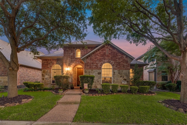 view of front of home featuring a lawn