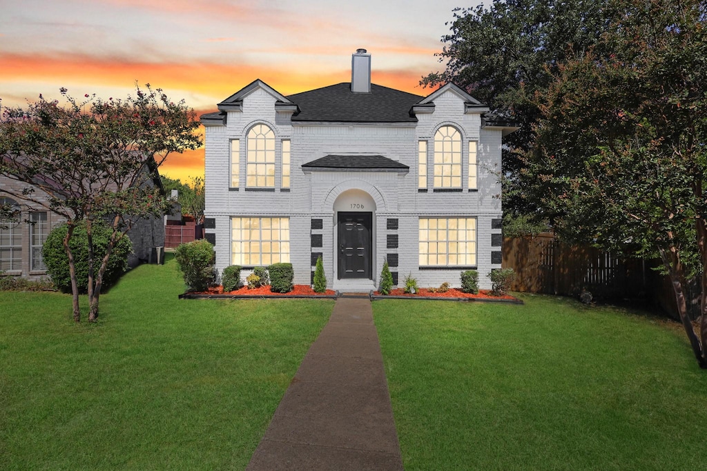 view of front of property with a lawn