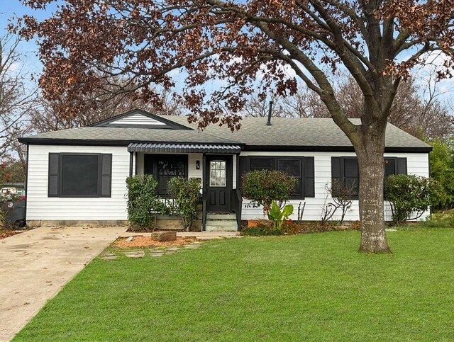 view of front of property with a front yard