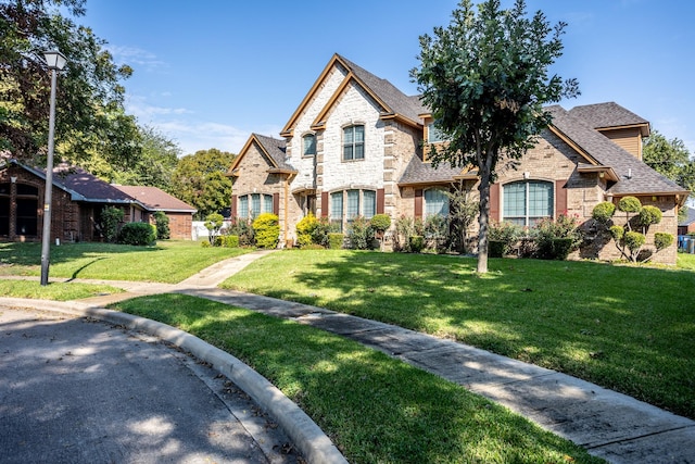 view of front of home featuring a front yard