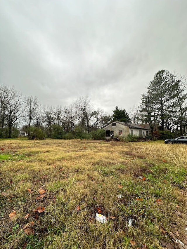 view of yard featuring a rural view