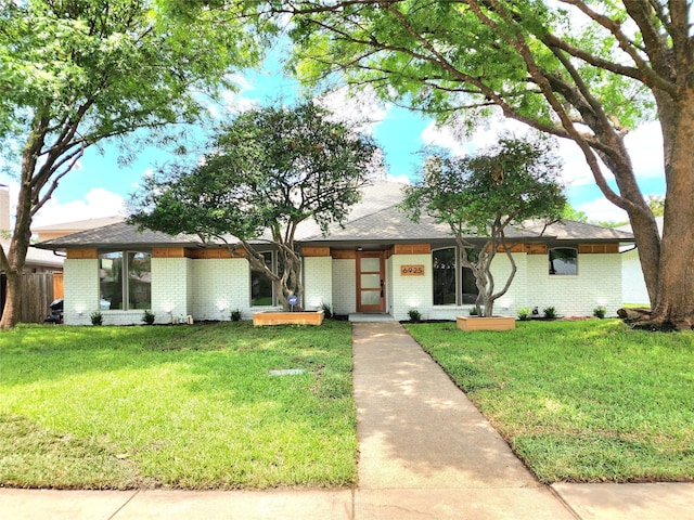 view of front of property with a front yard