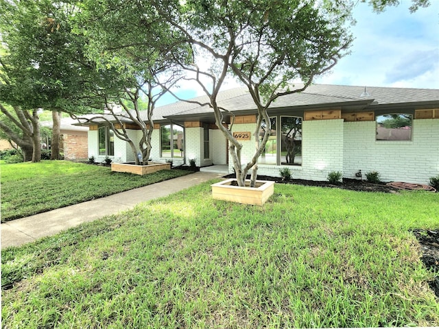 single story home with a front lawn