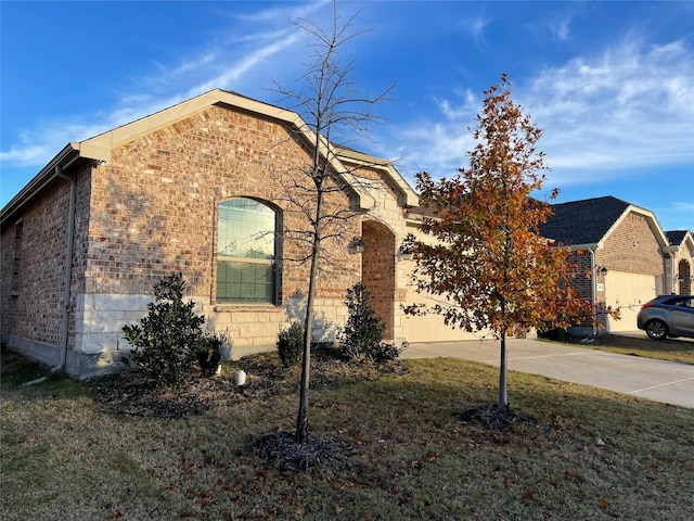 view of front facade featuring a garage and a front yard