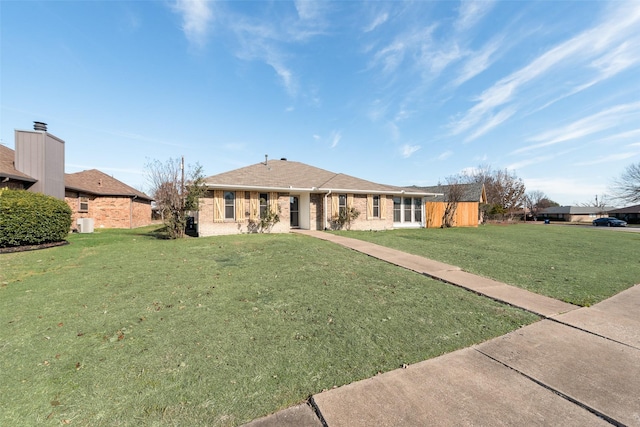 single story home with a front lawn